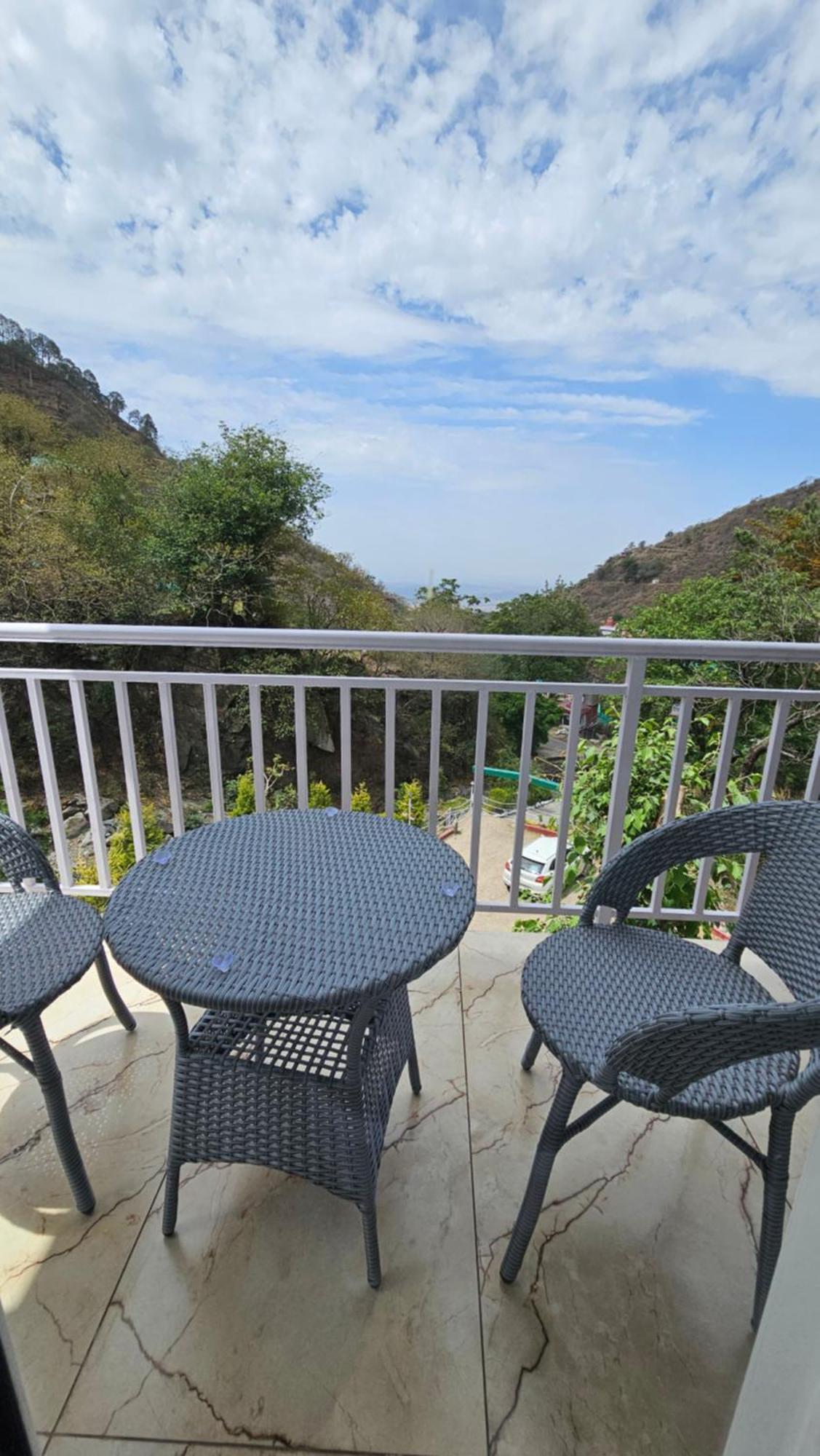 On The Rocks Hotel Kasauli Ngoại thất bức ảnh