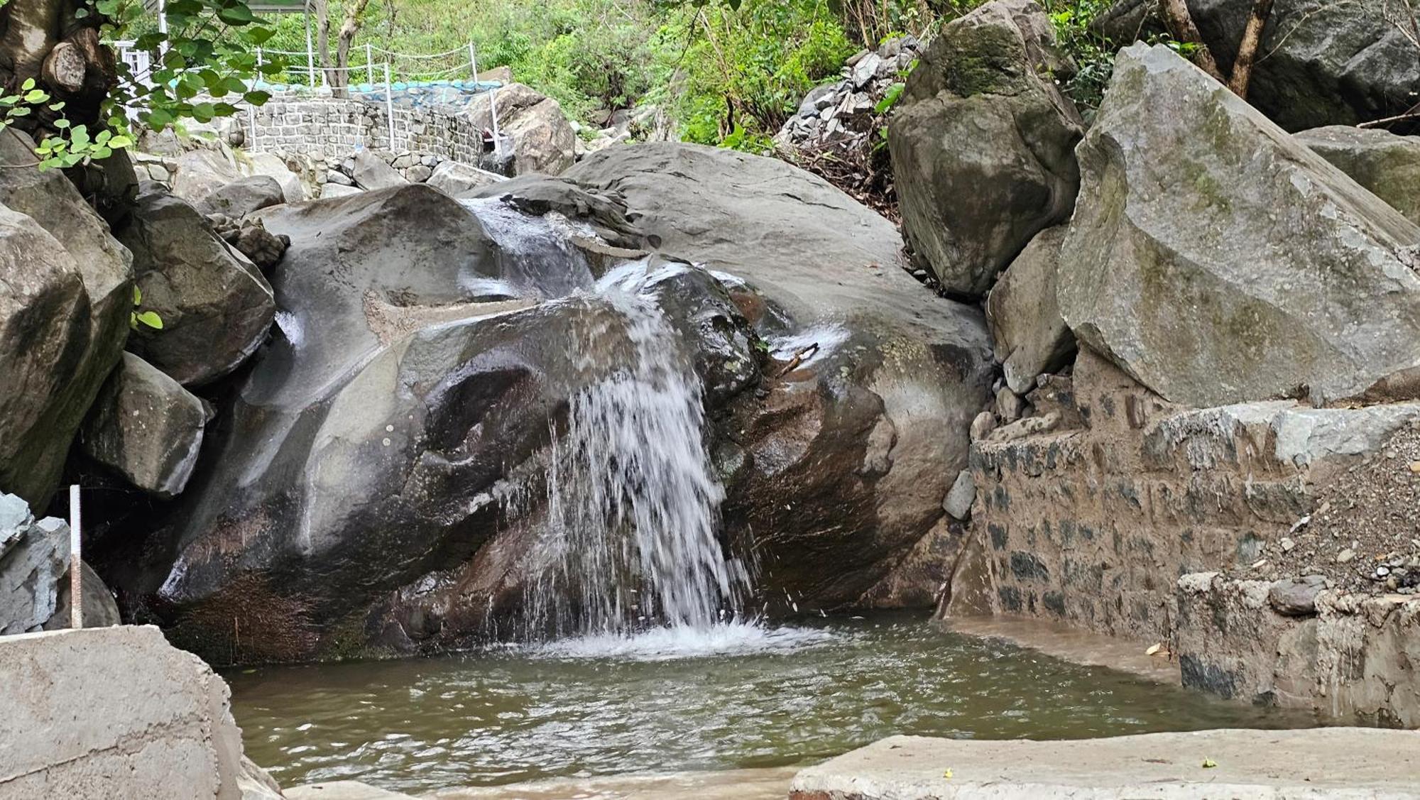 On The Rocks Hotel Kasauli Ngoại thất bức ảnh