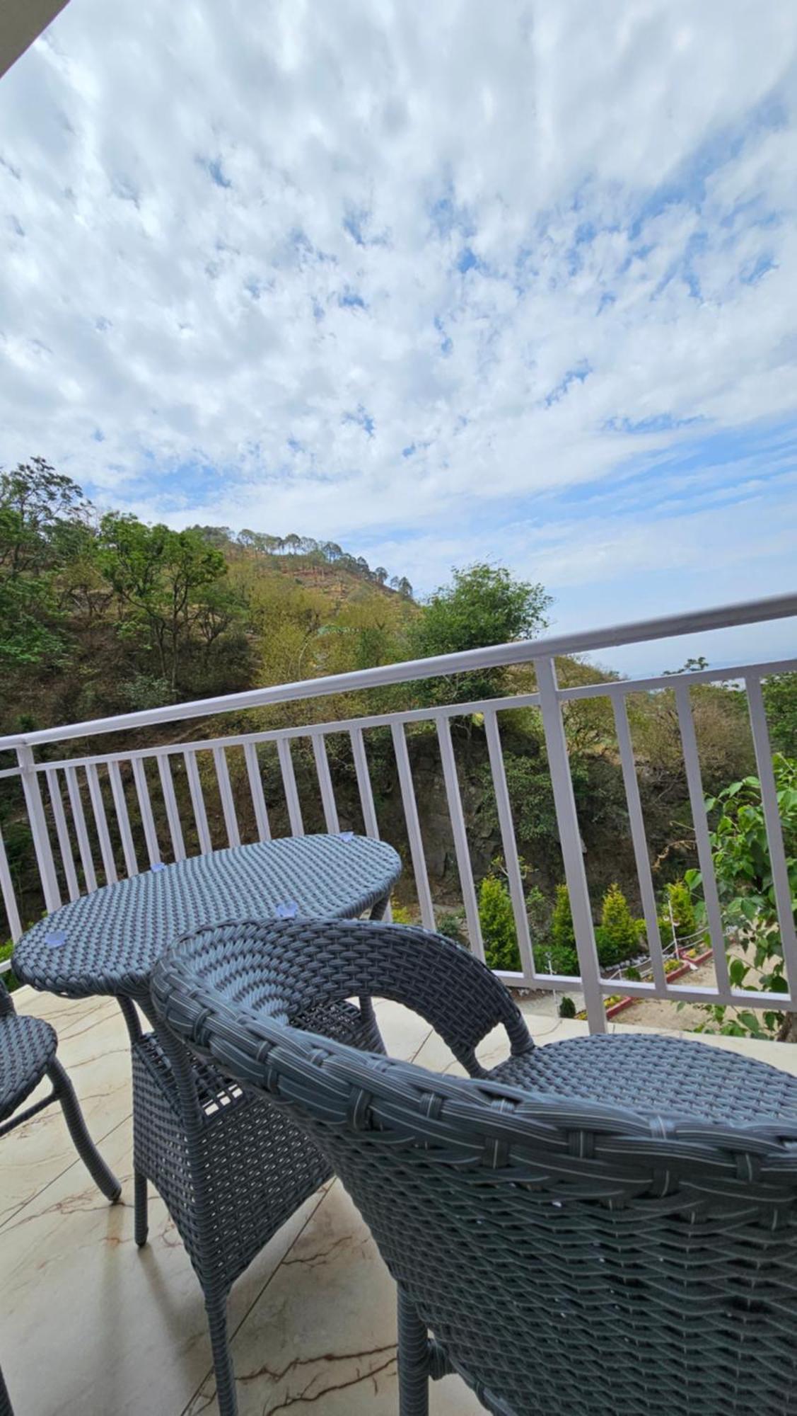 On The Rocks Hotel Kasauli Ngoại thất bức ảnh